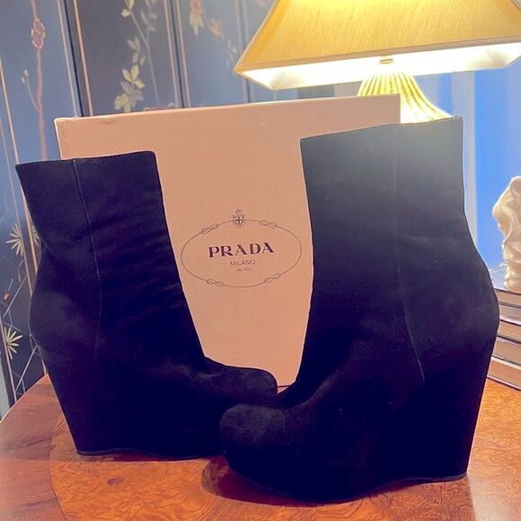 🔥Host Pick🔥FUN FOR HALLOWEEN! EUC  PRADA Black Suede Wedge Ankle Booties 40.5 - Picture 1 of 5